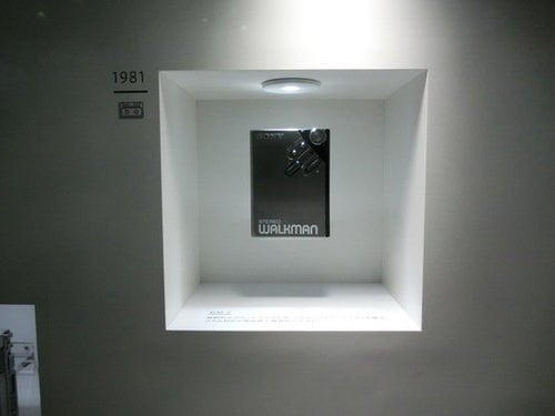 ソニー、JR品川駅でウォークマン35周年記念展示。初代含む歴代27