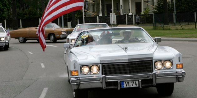 A Cadillac with a U.S. flag is seen during an American car owners' meeting in Jurmala, about 20 km from capital Riga, May 23, 2009. REUTERS/Ints Kalnins (LATVIA SOCIETY TRANSPORT BUSINESS)
