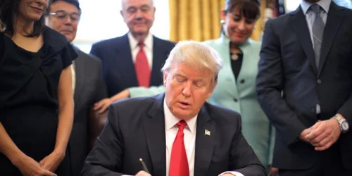 トランプ大統領、新規制を1つ導入するごとに2つ撤廃することを