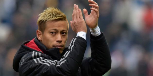 AC Milan's Keisuke Honda greets fans at the end of a serie A soccer match between Sassuolo and AC Milan at Reggio Emilia's Mapei stadium, Italy, Sunday, March 6, 2016. (AP Photo/Marco Vasini)