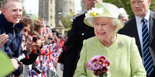 エリザベス女王、90歳に。沿道から祝福、花束のプレゼント（画像集