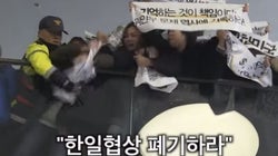 慰安婦問題の日韓外相合意に抗議、日本大使館の建物に大学生30人が乱入