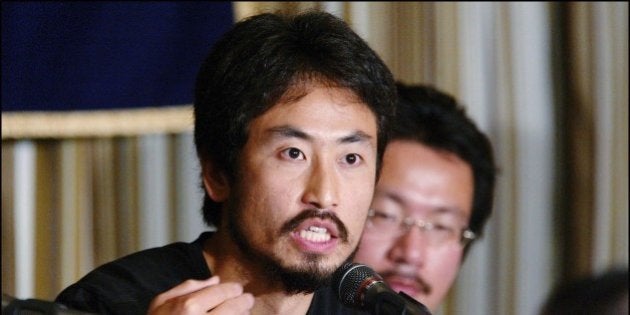 JAPAN - APRIL 27: Freelance Journalist Junpei Yasuda, Left, And Ngo Member Nobutaka Watanabe, Right, Attend A Press Conference In Tokyo, Japan On April 27, 2004 - The two were held hostage in Iraq for three days. (Photo by Kurita KAKU/Gamma-Rapho via Getty Images)