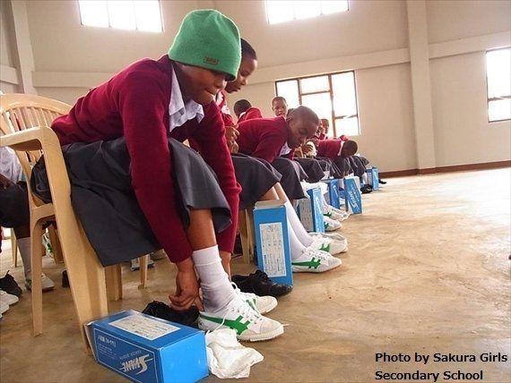 遂にアフリカへ運動靴が到着 アフリカ１万足プロジェクト タンザニアからの報告 ハフポスト