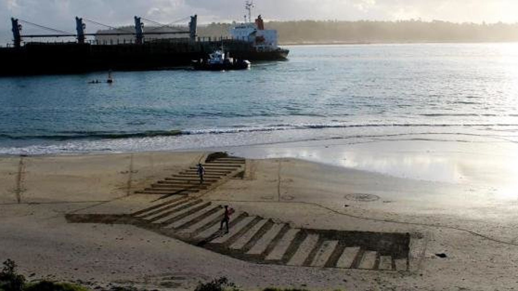 砂浜の櫂 砂浜いっぱいの3Dトリックアート」がすごい | ハフポスト LIFE