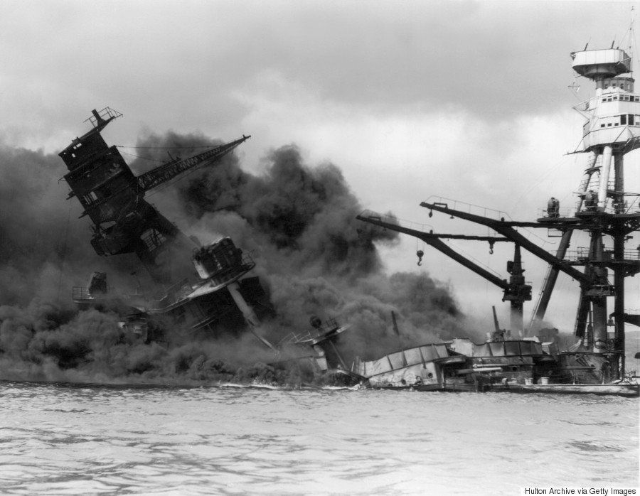 日本軍機の魚雷攻撃で爆発炎上するアメリカの戦艦「アリゾナ」