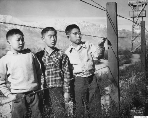 日系アメリカ人の強制収容所、アンセル・アダムスが撮影した「不屈の