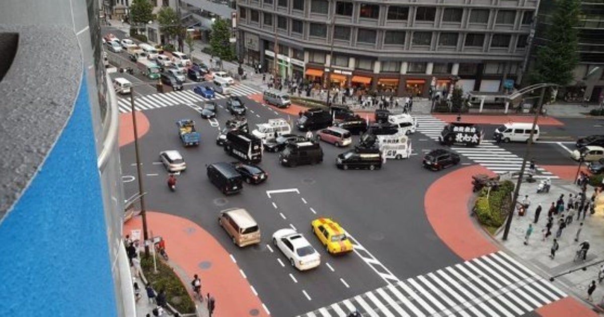 鳩山由紀夫元首相 右翼団体の街宣車に取り囲まれて罵声を浴びせられていた 画像 ハフポスト