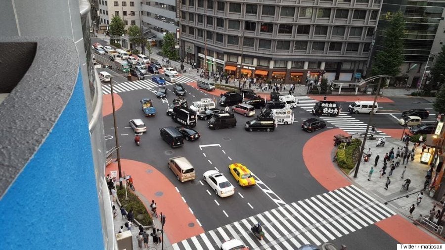 鳩山由紀夫元首相 右翼団体の街宣車に取り囲まれて罵声を浴びせられていた 画像 ハフポスト