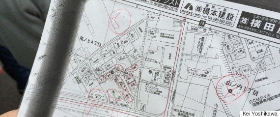 地図を参考に、ボランティア依頼票を各戸に配布した