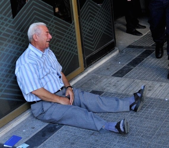 ギリシャ人男性が年金を引き出せず号泣 ネットから救いの手 とにかく何かしなければ ハフポスト ギリシャ人男性が年金を引き出せず号泣 ネットから救いの手 とにかく何かしなければ ハフポスト