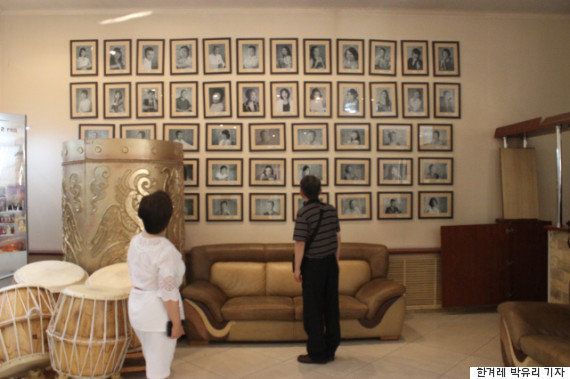 カザフスタン高麗劇場のロビーに、韓国の伝統的な太鼓が積まれていた。現在活動している団員たちの写真が壁にかかっている。