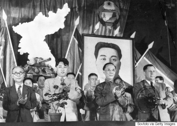 1953年ごろ、ソ連大使、中国大使らと並んで演壇で拍手する金日成首相（左から2番目）