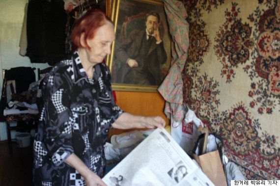 8月15日、カザフスタンのアルマトイにある古いアパートで、妻ジナイダがハン・ジンの肖像画の横で、夫を思い出している。