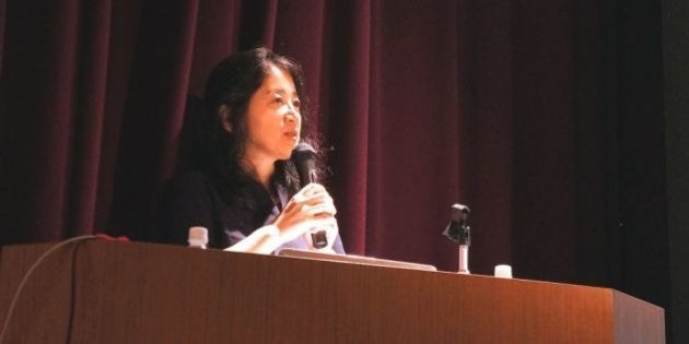 東京・日比谷図書文化館で講演するジャーナリストの菅谷明子さん