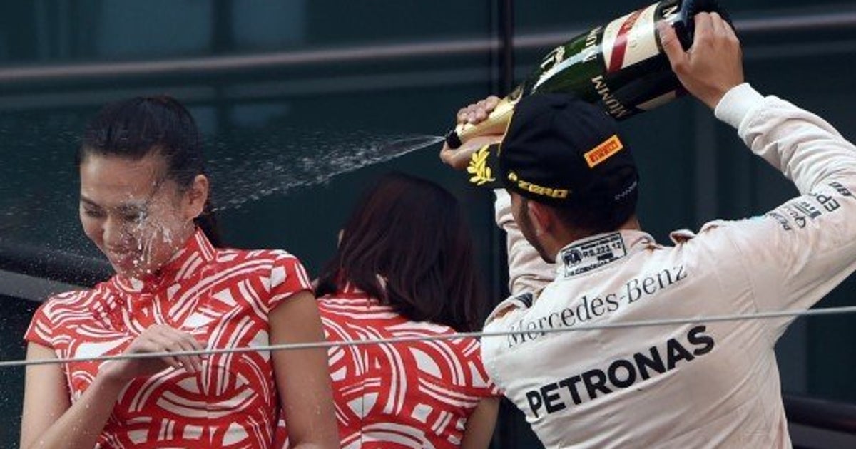 グリッドガールの顔に勝利のシャンパン F1のルイス ハミルトン 性的差別 と批判浴びる ハフポスト グリッドガールの顔に勝利のシャンパン F1のルイス ハミルトン 性的差別 と批判浴びる ハフポスト