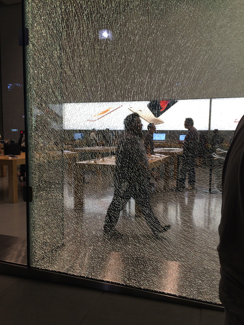 Apple Watch、巨大ガラスを粉々にしても傷ひとつつかなかった【画像
