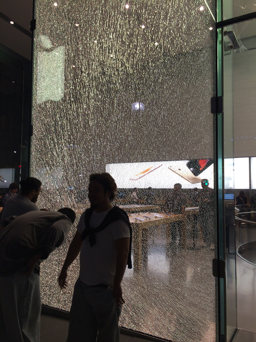 Apple Watch、巨大ガラスを粉々にしても傷ひとつつかなかった【画像