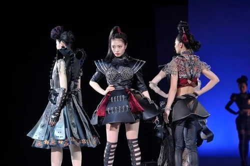 異色コラボに驚き！現代女性に捧ぐ「戦う女」服に意外な素材、文化学園