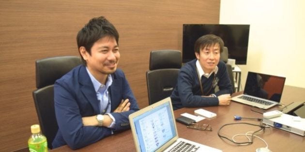 サイボウズの青野慶久社長と動画を企画したサイボウズのコーポレートブランディング部の大槻幸夫部長（左）