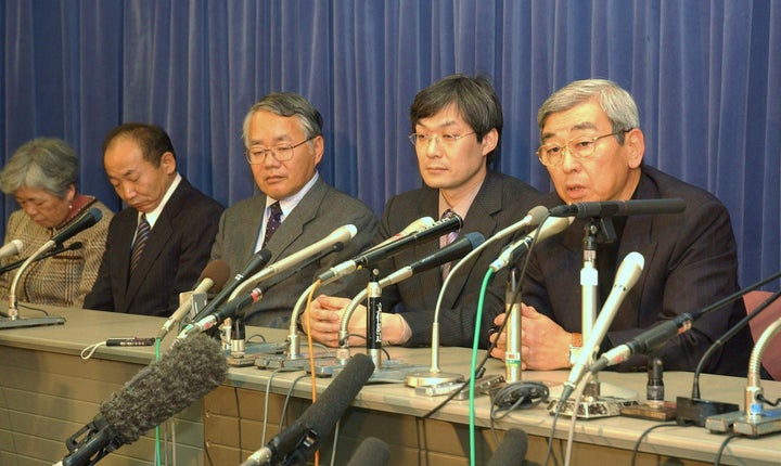 2007年02月01日、ＪＲ福知山線快速電車脱線事故の意見聴取会を終え会見する遺族の浅野弥三一さん（右端）、事故で重傷を負った小椋聡さん（右から２人目）ら（東京・国土交通省） (C)時事通信社