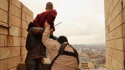 イスラム国、男性をビルの屋上から突き落とす画像を公開　同性愛が理由か