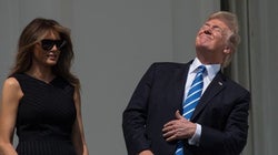 「見ないで！」トランプ大統領、皆既日食で注意される