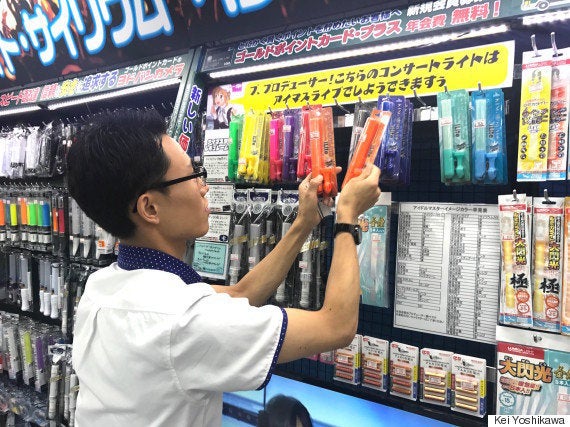 取材の合間にも手際よく商品を整理する岡さん