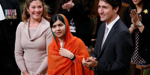 Pakistani Nobel Peace Prize laureate Malala Yousafzai (C) receives a standing ovation while standing with Canada's Prime Minister Justin Trudeau and his wife Sophie Gregoire Trudeau during a joint session of Parliament in the House of Commons in Ottawa, Ontario, Canada, April 12, 2017. REUTERS/Chris Wattie