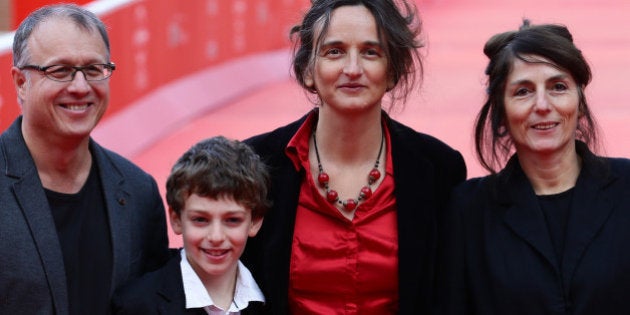 ROME, ITALY - NOVEMBER 16: Director Julie Bertuccelli (2nd-R) and son (2nd-L) with producers attend the 'La Cour De Babel' Premiere during The 8th Rome Film Festival at Auditorium Parco Della Musica on November 16, 2013 in Rome, Italy. (Photo by Vittorio Zunino Celotto/Getty Images)