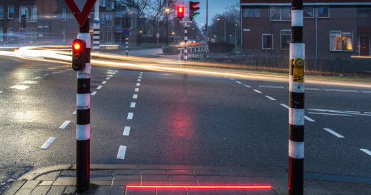歩きスマホ対策の埋め込み型信号 Lightlines オランダに設置 スマホ ゾンビ の安全を優先 ハフポスト