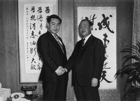 昭和４４年、衆院選挙で初当選を果たし田中角栄自民党幹事長（右）と握手する羽田孜氏。撮影日：1969年