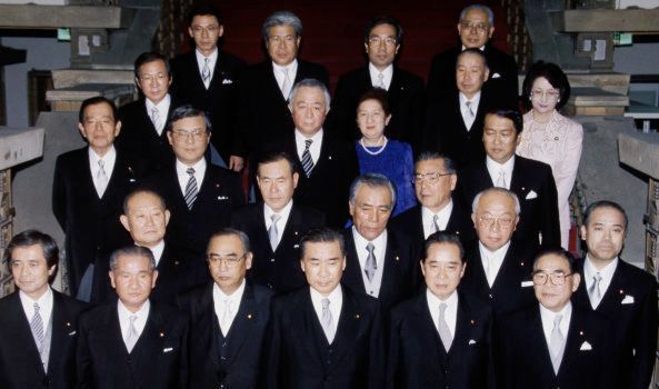 組閣後、記念撮影する羽田内閣の閣僚。最前列右から３人目が羽田孜首相（東京・首相官邸）撮影日：1994年04月28日