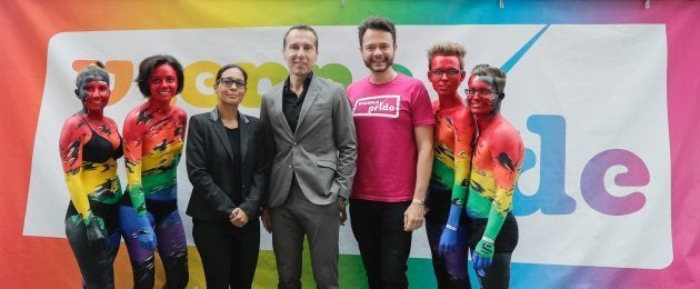 クリスティアン・ケルン首相とヘーグルさん。Am 17. Juni 2017 nahm Bundeskanzler Christian Kern (m.) an der Regenbogenparade 2017 in Wien teil.