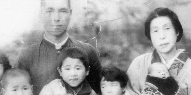 サハリン（旧樺太）に移住した両親やきょうだいらと写る降籏信捷さん（左から3人目）一家