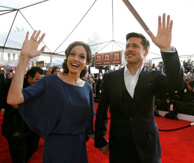 映画俳優組合賞のレッドカーペットで手を振る、アンジェリーナ・ジョリーとブラッド・ピット（2009年1月25日撮影）