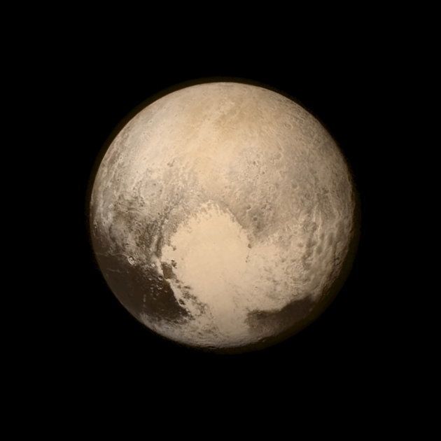 探査機ニューホライズンズが撮影した冥王星。ハート形の右上の地形が「はやぶさ大地」