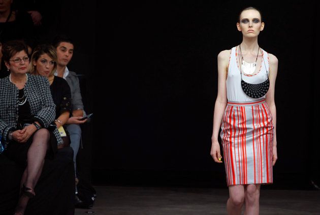 2008年のオーストラリアファッションウィークでランウェイを歩くモデル。