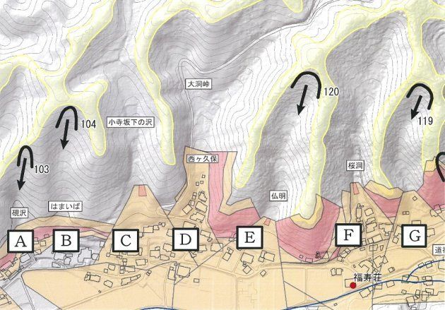 崩壊危険箇所（馬蹄形＋流下方向の矢印）を明示した辰野町沢底区の防災マップ。集落ごとの危険度をより的確に判断できる〈A、B： 土砂災害警戒区域外だが、被災の危険度が高い。C、D、F： 警戒区域だが、危険度は低い。E、G：警戒区域であり、危険度が高い〉