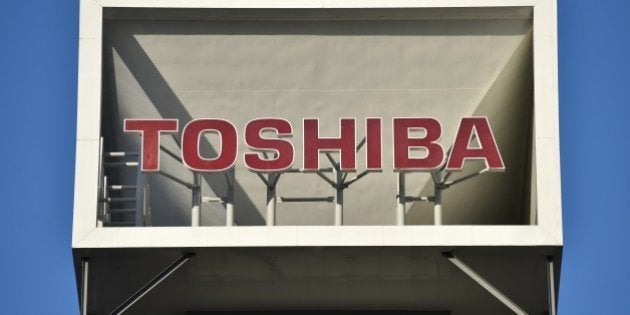 The logo of Japan's Toshiba Corp. is displayed at the company's headquarters in Tokyo on January 27, 2017. Toshiba said on January 27 it will spin off its memory chip business, following reports that the vast conglomerate is planning to sell a stake in the unit to repair its battered balance sheet. / AFP / KAZUHIRO NOGI (Photo credit should read KAZUHIRO NOGI/AFP/Getty Images)