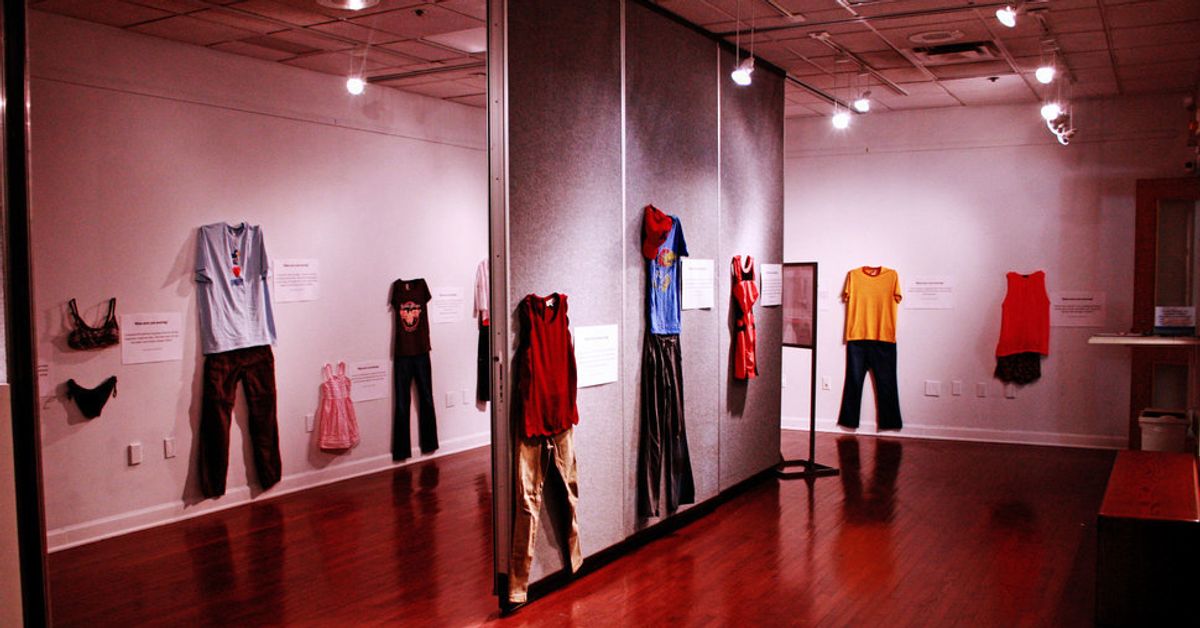 「レイプされた時、あなたは何を着ていた？」 性暴力と服装の相関関係を問う、アメリカ大学の展覧会 | ハフポスト LIFE