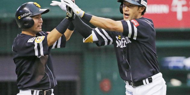 4回、逆転2点本塁打を放ち迎えられるソフトバンクの柳田悠岐（右）＝9月16日、埼玉・メットライフドーム