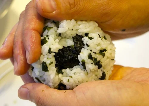 具がおにぎりのおにぎり。日本最古のおにぎり。三角おにぎりは最近の