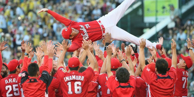 2年連続となるセ・リーグ優勝を決め、胴上げされる広島の緒方監督＝18日、甲子園 撮影日：2017年09月18日