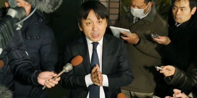 報道陣の質問に答える菅野完氏（中央）＝3月15日、東京都港区