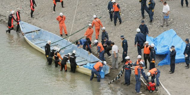 ５人が死亡した川下り船転覆事故で、天竜川の川底から引き揚げられた川下り船（静岡・浜松市天竜区）