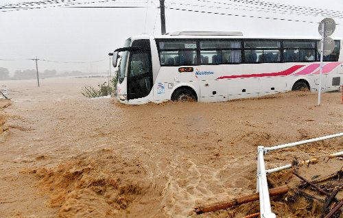 ●豪雨により国道386号に流れ込んだ水。その中を客を乗せたバスが走っていた＝福岡県朝倉市須川、7月5日（朝日新聞）