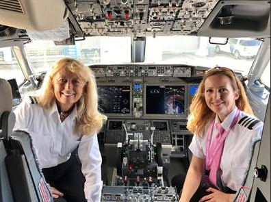 パイロットも キャビンアテンダントも クルー全員が女性 の飛行機が空を飛んだ ハフポスト Life パイロットも キャビンアテンダントも クルー全員が女性 の飛行機が空を飛んだ ハフポスト Life