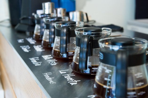 店頭で、試飲用に5～6種類のコーヒーがミニサーバーで並べられている。