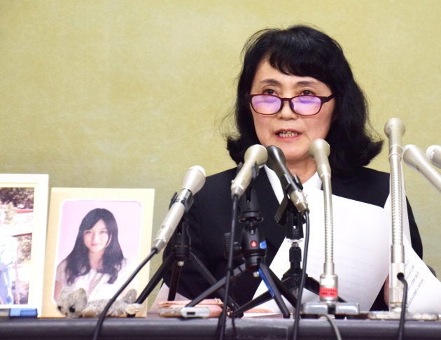 高橋まつりさんの遺影を置いて記者会見をする幸美さん(2017年10月6日撮影)